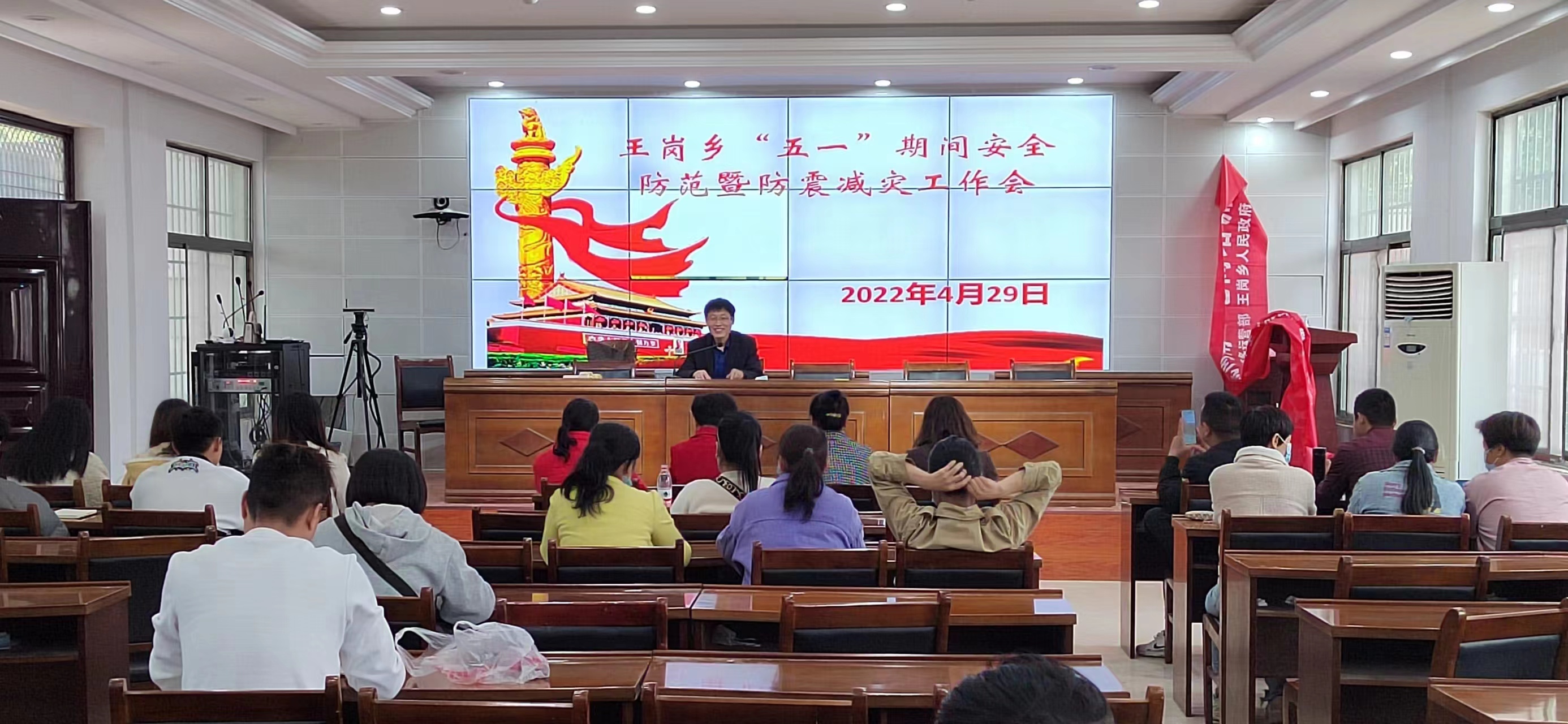 镇平县王岗乡：统筹兼顾“五一”假期的疫情防控与安全生产，确保各项工作齐头并进