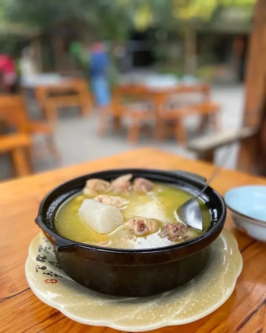 首推的就是白果炖鸡,一改往常带苦调的白果炖鸡,加入山药保留了鸡汤鲜