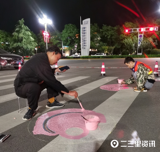 引領(lǐng)文明新風(fēng)尚！漢中首條彩色斑馬線亮相街頭