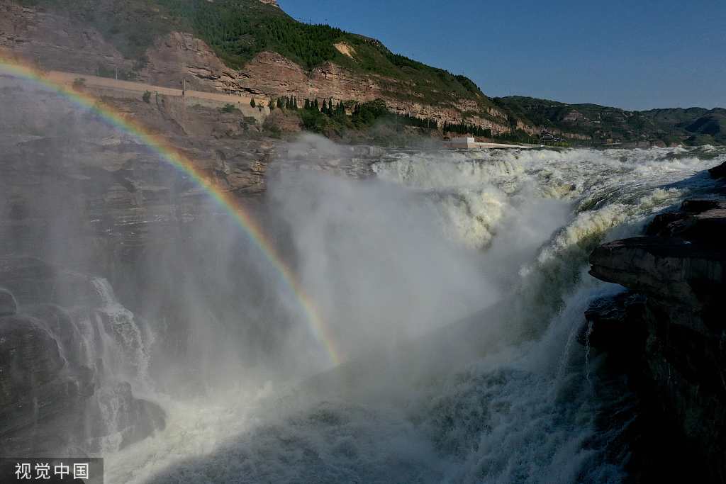 该（壶口瀑布旅游攻略）站在河边观瀑,游人莫不唱起