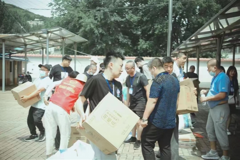 95后主播励志街唱吸粉千万！直播“新青年”凭啥火热出圈