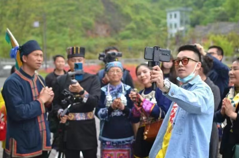 95后主播励志街唱吸粉千万！直播“新青年”凭啥火热出圈