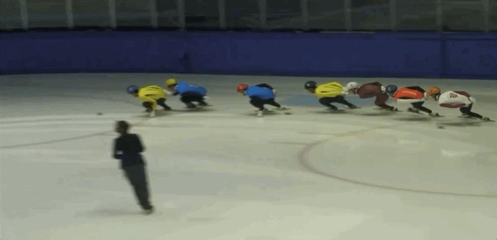 韩国短道速滑国家队选拔赛：黄大宪1500米半决赛中摔出赛道