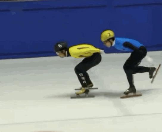 韩国短道速滑国家队选拔赛：黄大宪1500米半决赛中摔出赛道