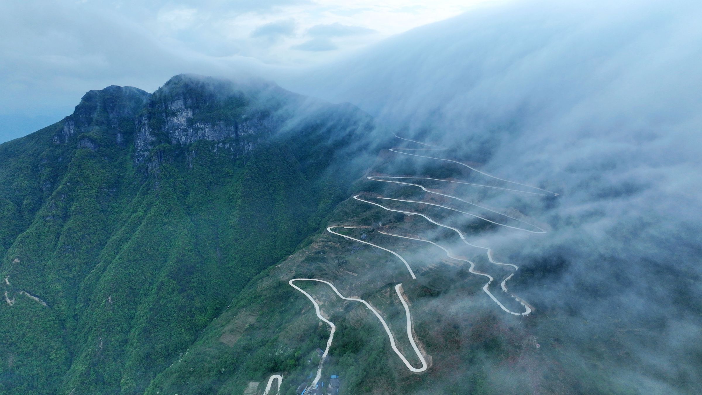 酉阳云端山路美如画
