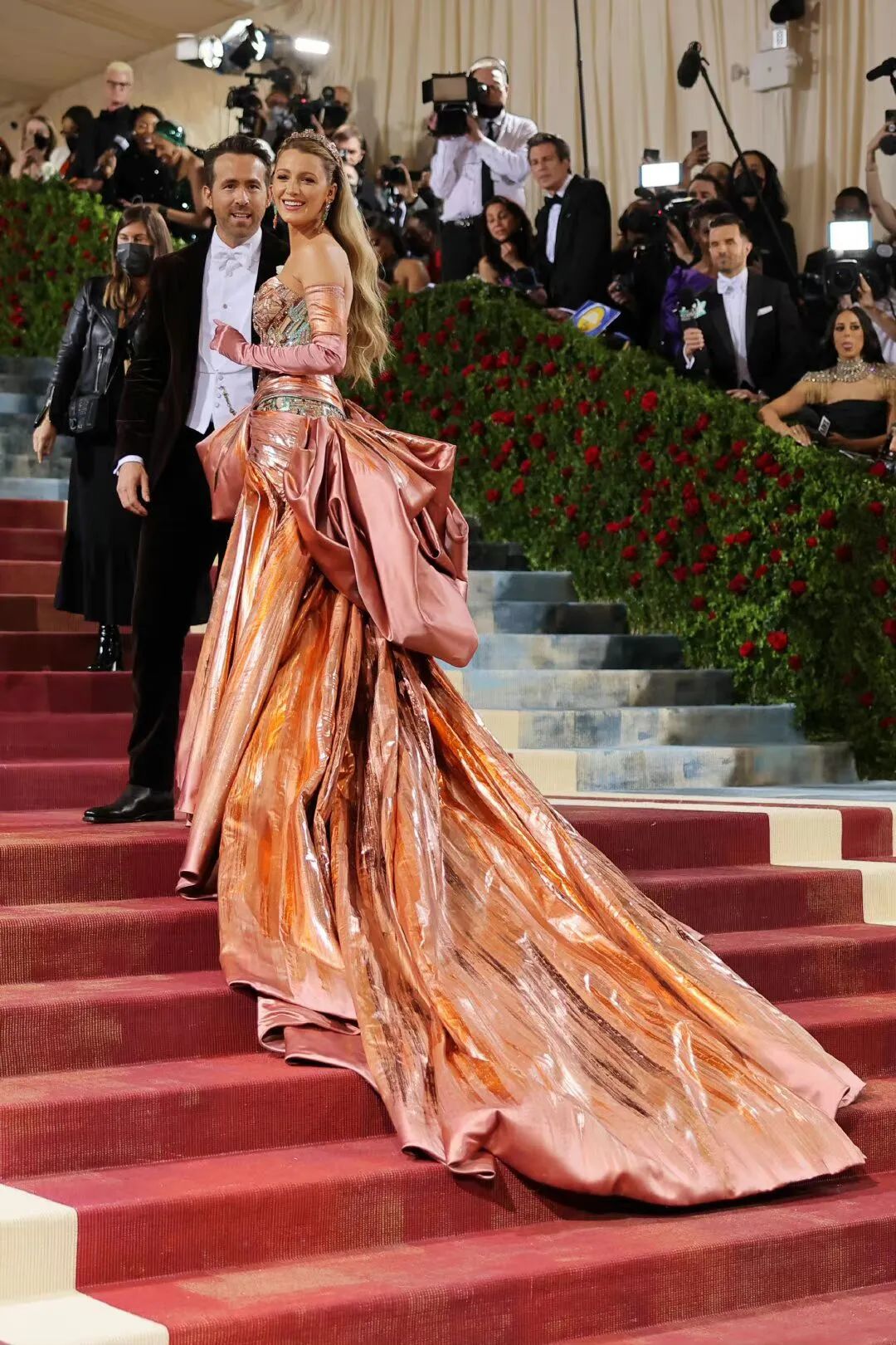 学会穿金戴银，原地参加Met Gala