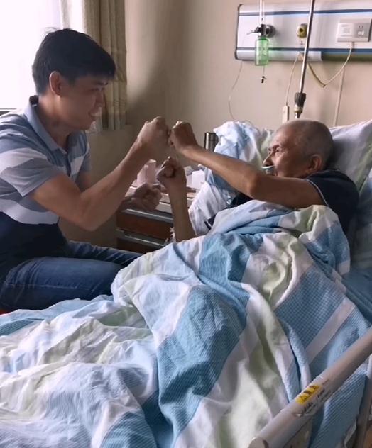 江西男子带八旬中风老父亲务工近5年:他以为我是他弟弟