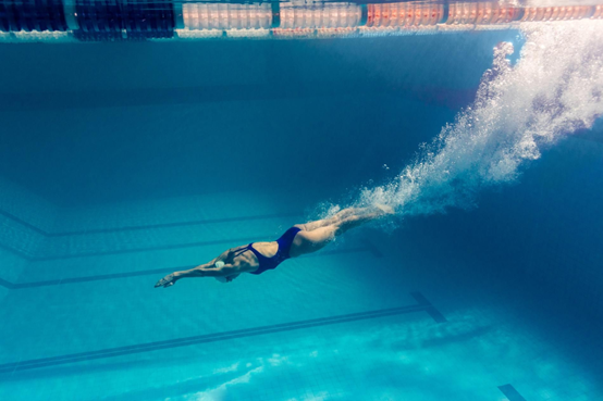 德国哥廷根市允许女性裸露上半身游泳，以体现男女平等