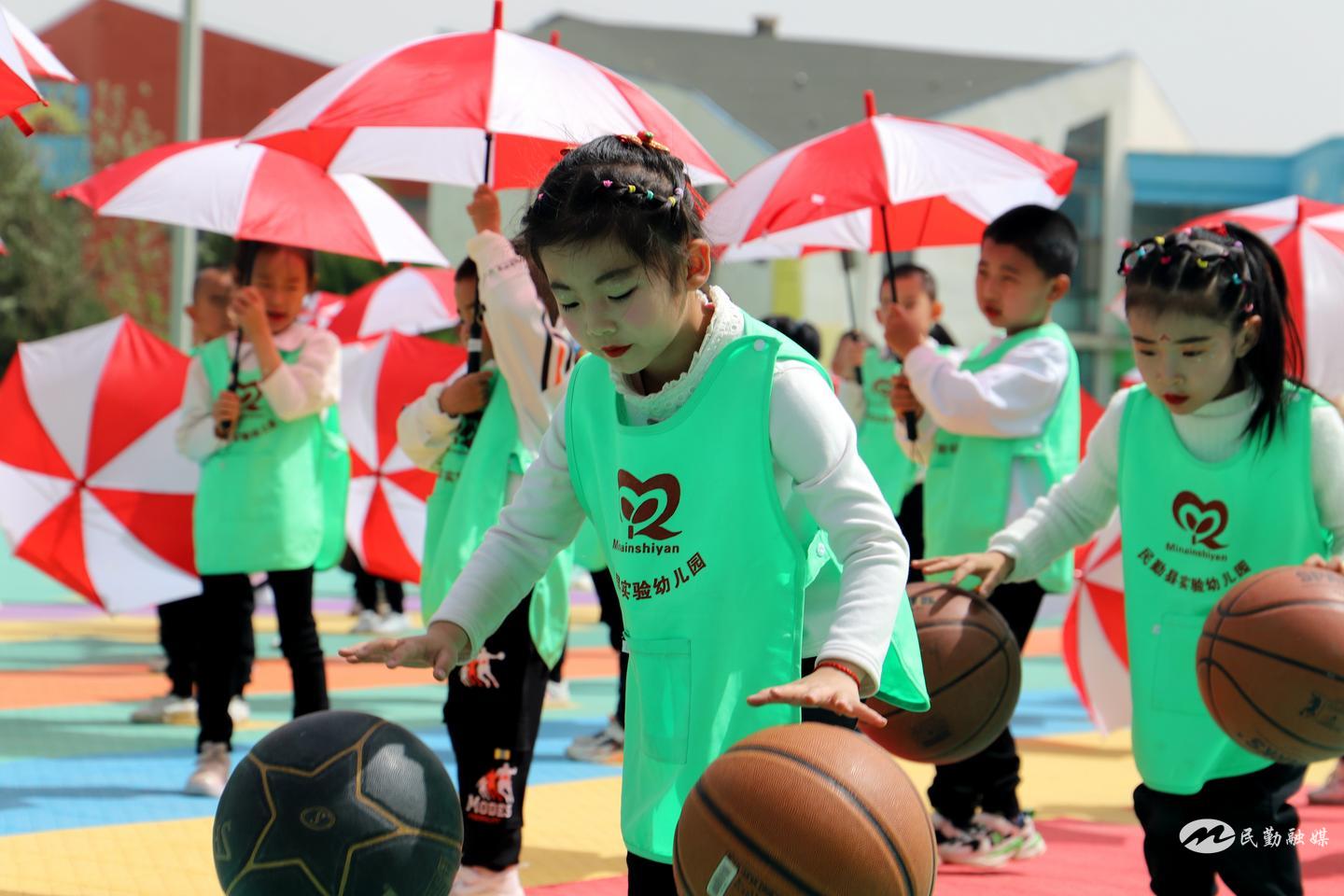 花式篮球视频(民勤县实验幼儿园举办花样篮球操表演活动)