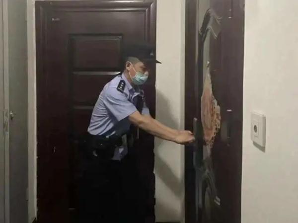 女同事发出数字“12”后就联系不上了！民警破门而入看到惊险一幕……