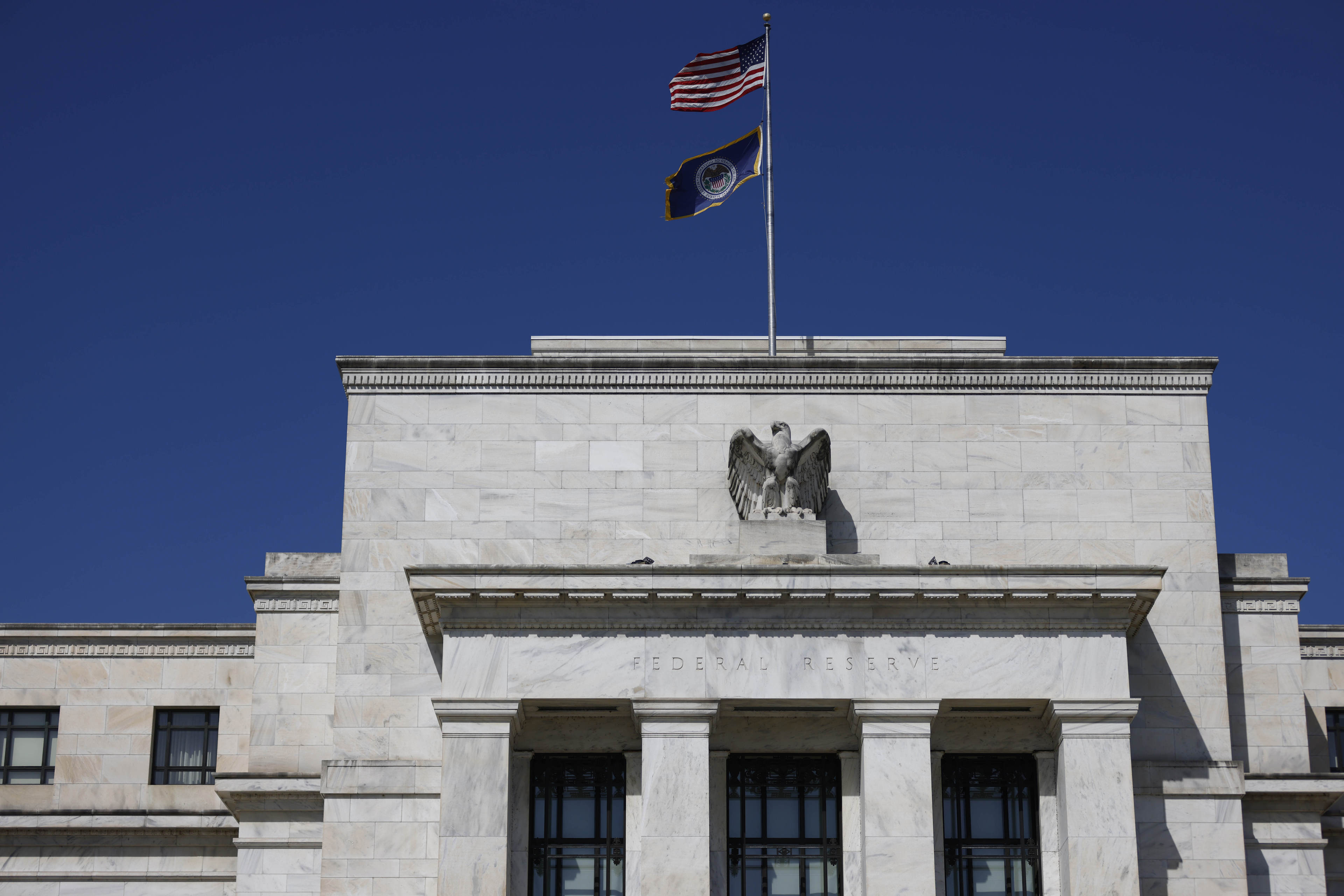 发生了什么？比特币刷新10个月新低后，又涨破3.1万美元关口，美联储称通胀和利率大幅上升带来金融风险