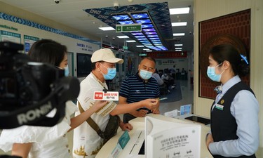 早报帮办丨小区护栏的一块玻璃被拆致两岁孩子摔伤，物管：已修复