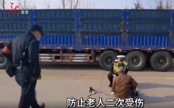 老人路边摔倒，民警及时救助