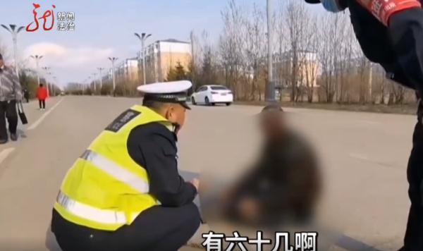 老人路边摔倒，民警及时救助