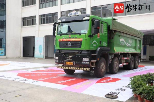 常州市解放路小学教室门外来了辆渣土车(图2)