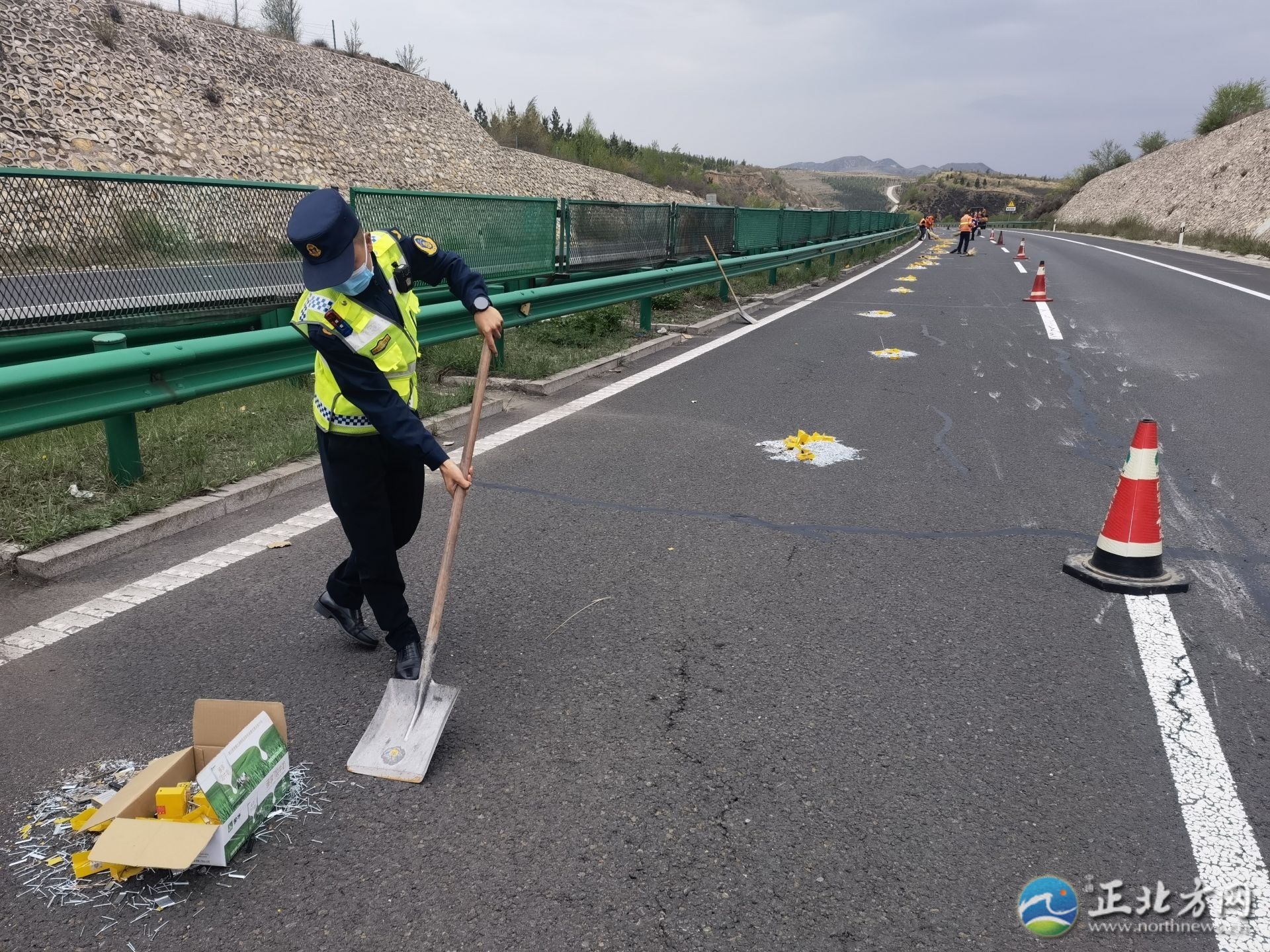 高速路上惊现大量钢钉