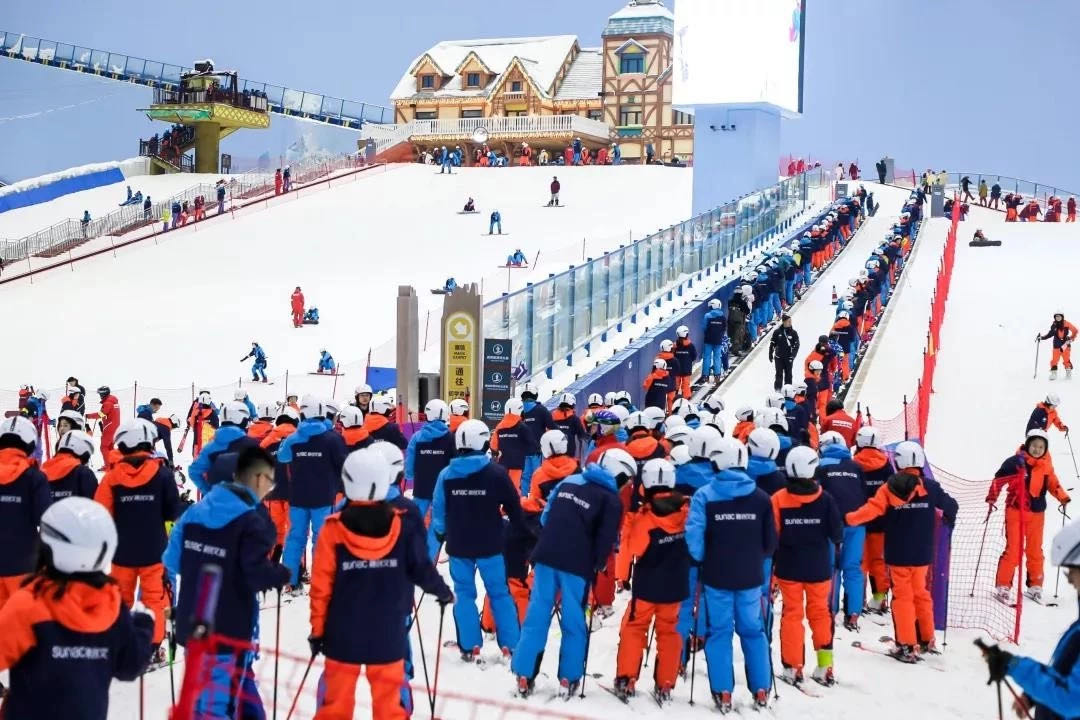 深圳室内滑雪训练馆在哪里(深圳首个冰雪文旅城，为何走到要转卖股权的地步？)