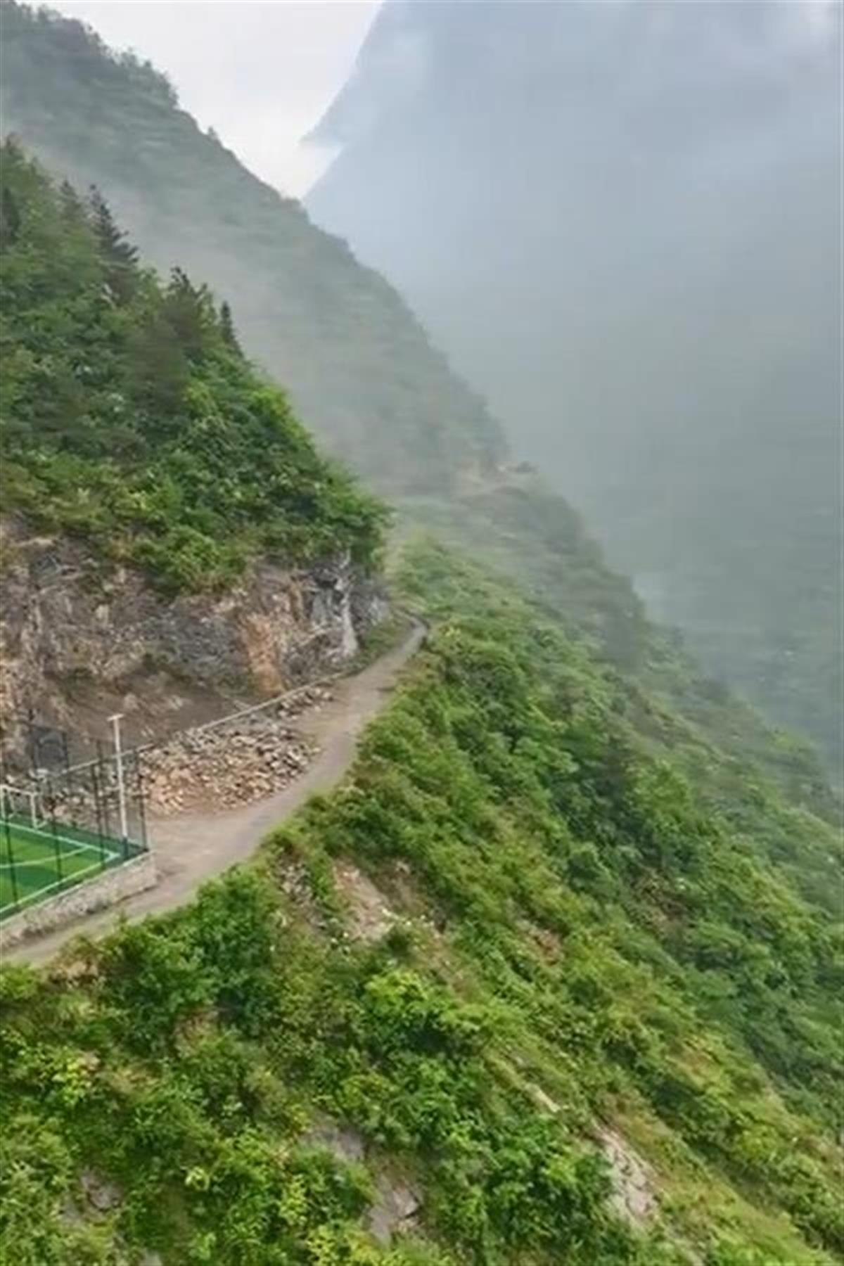 自建足球场(重庆一足球场建在荒无人烟的深山？官方回应)