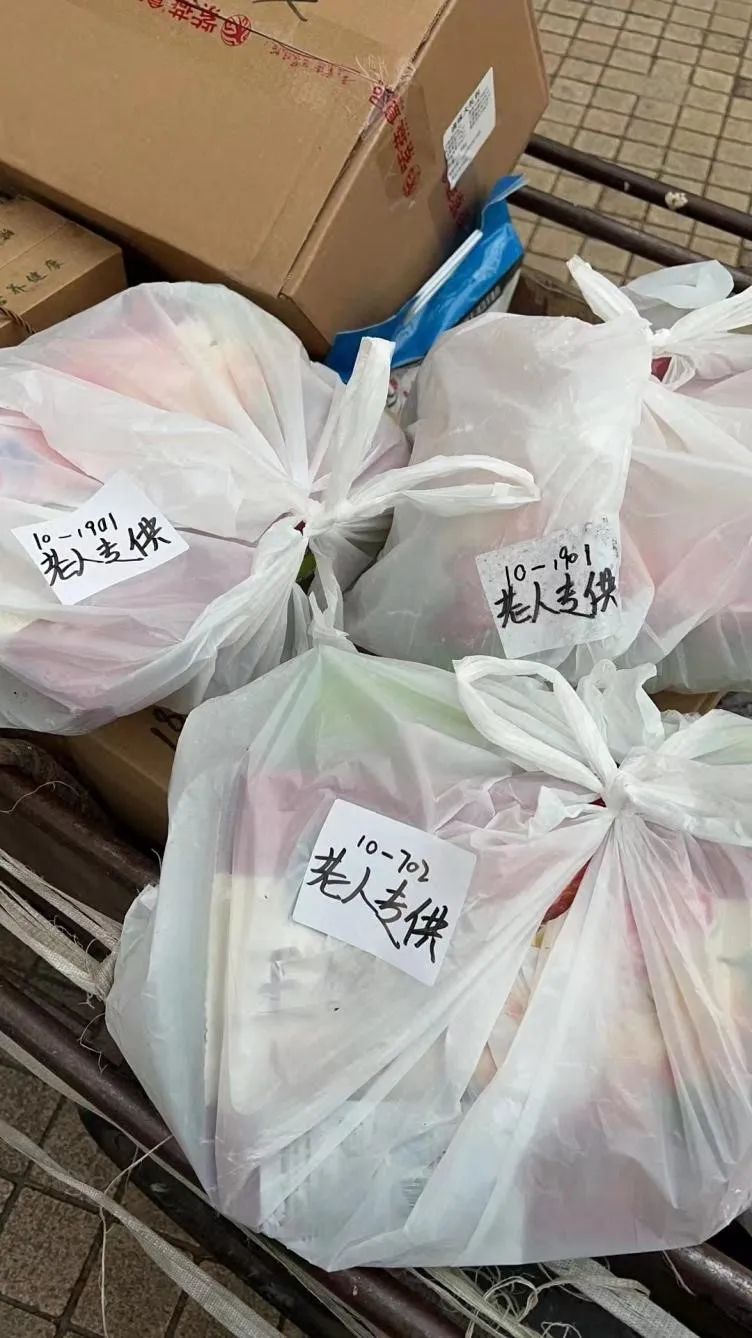 不会用智能手机的老人，没有被遗忘在上海的这个春天里