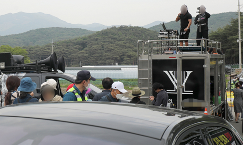 韩民众在文在寅住所外放高音喇叭，警方回应