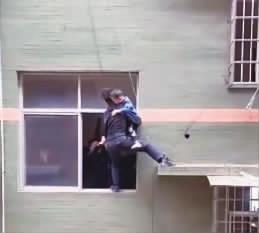 最有安全感的抱抱 男童悬挂3楼，“蜘蛛侠”火速救援