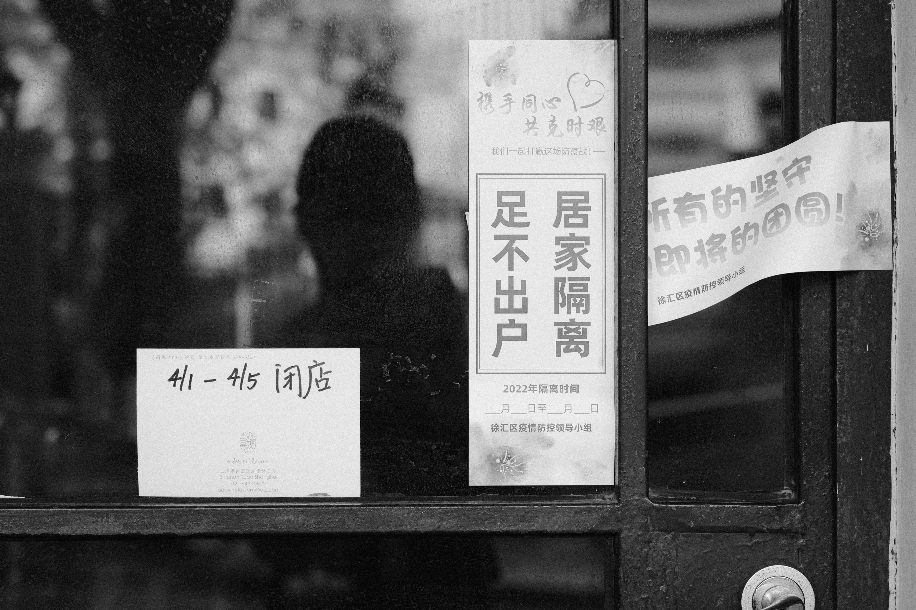 摄影记疫|我的外国邻居用一袋面包和一块钱换了我一张照片