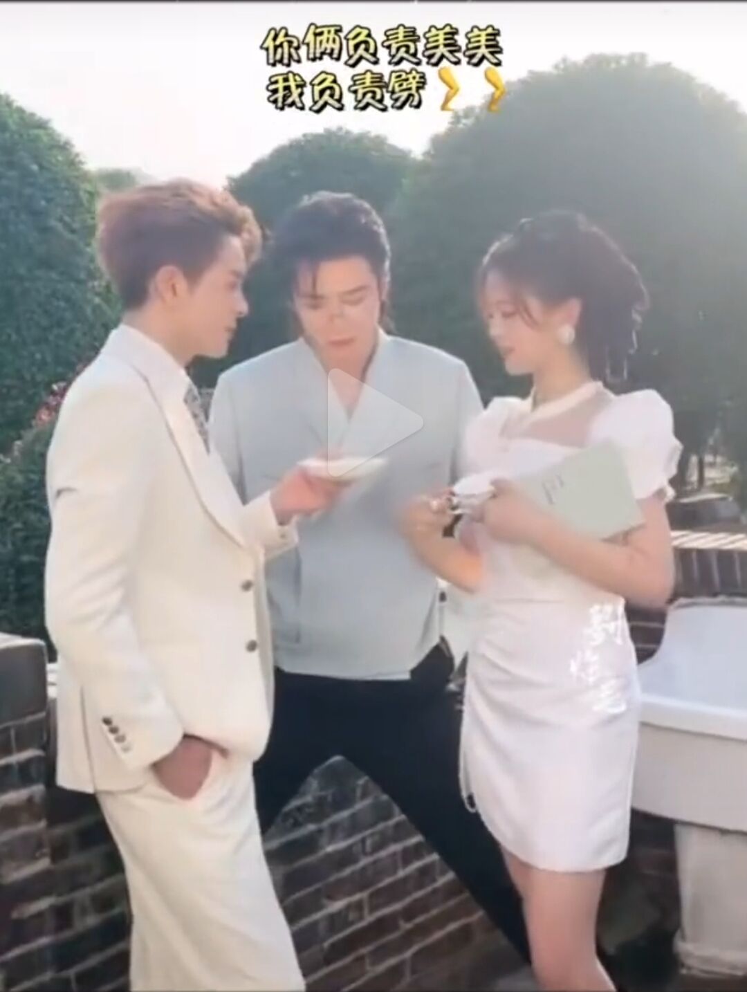 他们是娱乐圈行走的“照妖镜”、“合照杀手”，逼得人使用神器