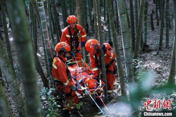 福建龙岩森林消防强化山岳救援能力