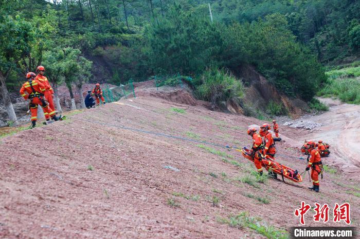 福建龙岩森林消防强化山岳救援能力