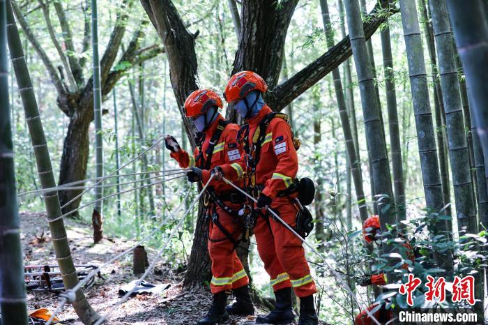 福建龙岩森林消防强化山岳救援能力