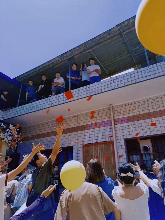 “婚纱”与“土炕”：中国“Z世代”编织乡愁“新浪漫”