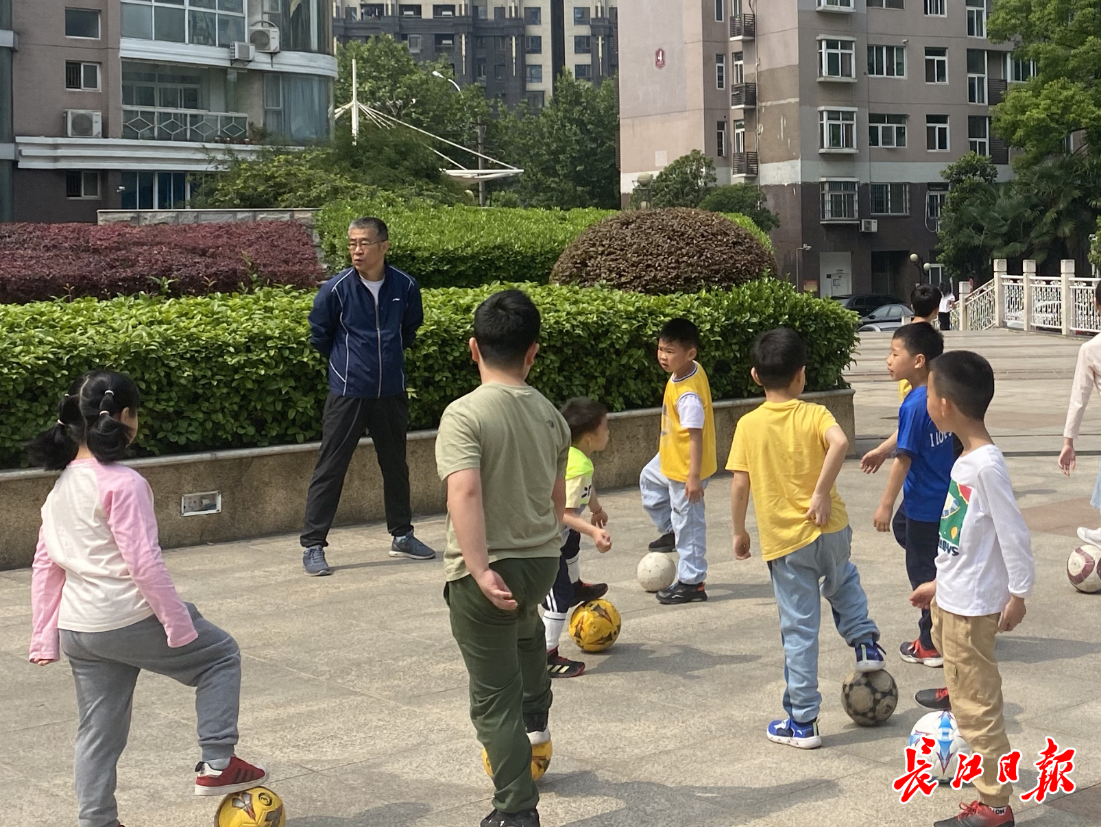 校园足球年龄划分（“追风少年足球队”成立！队员年龄最小仅4岁）-趣拿体育