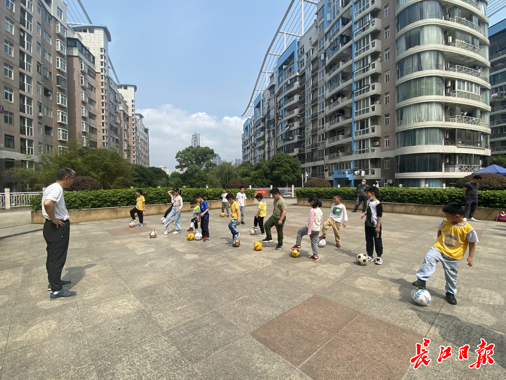 校园足球年龄划分（“追风少年足球队”成立！队员年龄最小仅4岁）