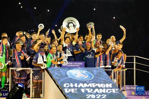法甲：巴黎圣日耳曼庆祝夺得联赛冠军