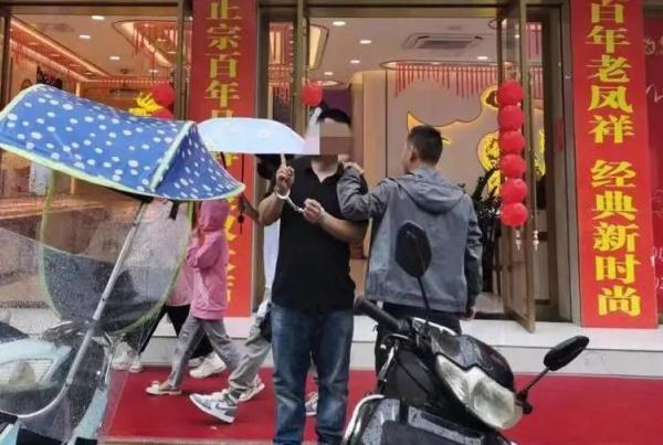 什么生财之道？广西男子从金店抢走黄金貔貅，2小时就落网