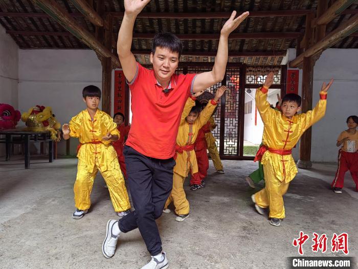 广西三代醒狮传承人接力中国千年技艺