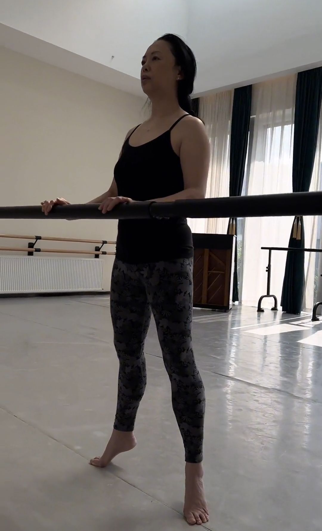 54岁歌手黄绮珊穿吊带赤脚跳舞,腿部肌肉太健硕,训练吃力"咬牙切齿"