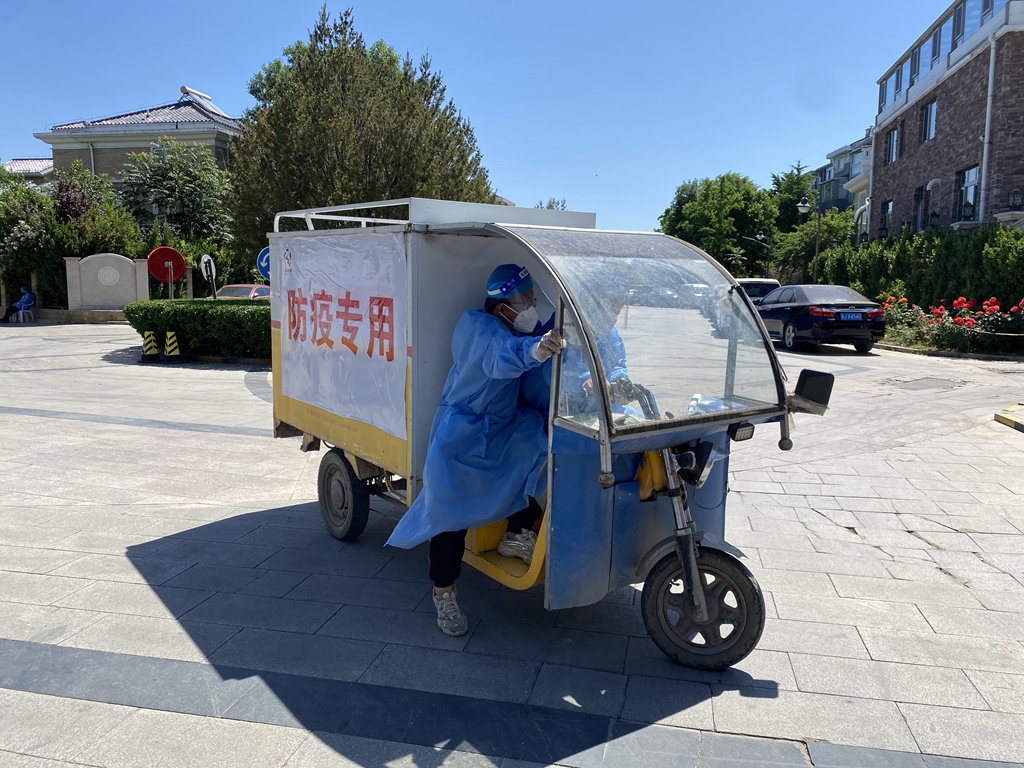 马驹桥天鹅堡小区封控，90名保安兄弟当起百米“摆渡人”