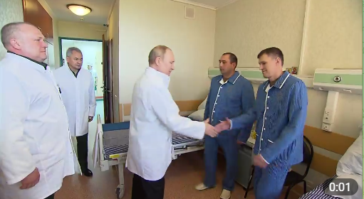 俄媒：普京前往莫斯科一家医院，看望在乌受伤的俄军士兵