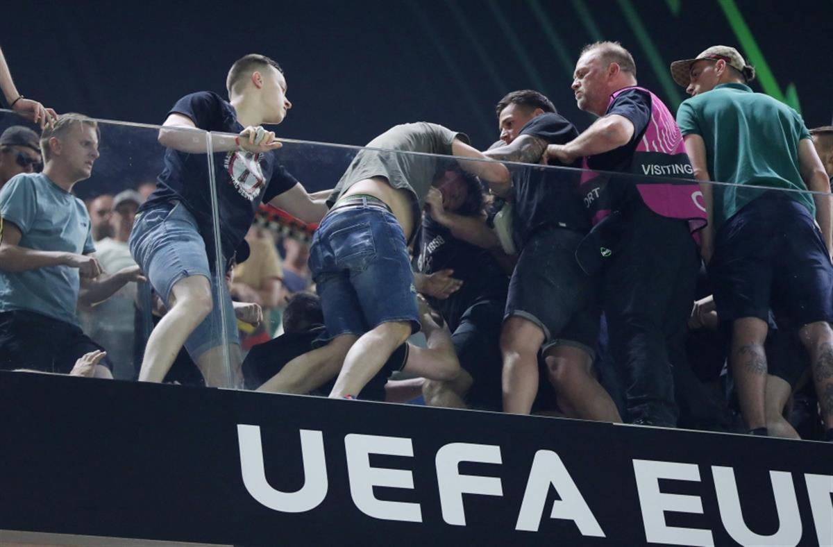欧罗巴联赛赛前爆发冲突，19名警察受伤，80人被驱逐出境