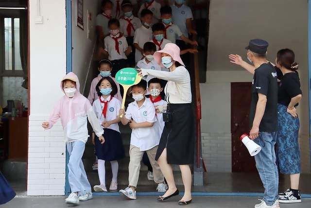 驻马店第二实验小学开展防震应急疏散演练(图4)