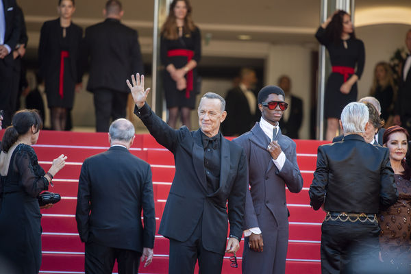 65岁汤姆汉克「暴瘦现身」手抖不停！染疫后复工作爆健康亮红灯