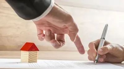 合同约定的签订地与实际签字或者盖章地点不符的，应当认定约定的签订地为合同签订地