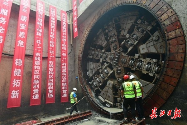 武汉“跑得最快”的地铁新进展来了，这段区间贯通成功下穿铁路