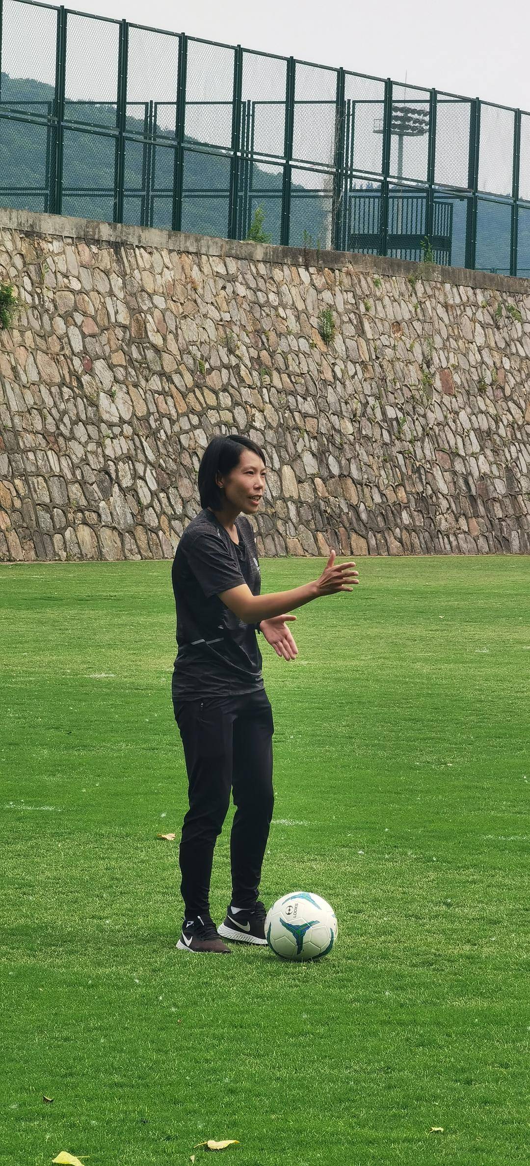 足球俱乐部女教练(专访江苏无锡女足主帅陈婉婷:我是一名温暖的教练)