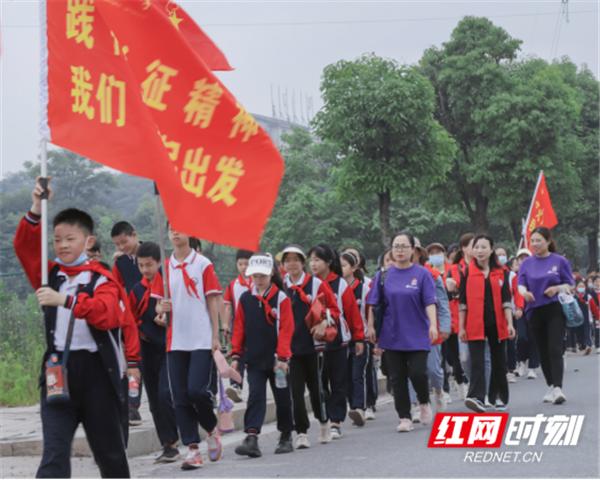 衡阳高新区二塘小学开展“红色小长征”徒步(图3)