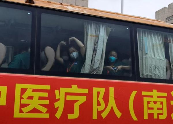 大江东扛急难险重 结深情厚谊！江苏医疗队挥别上海