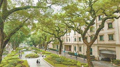 沙面网球场附近的酒店（一登沙面岛 满鼻樟树香）