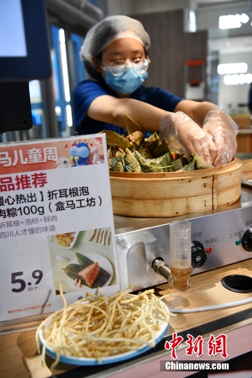 成都一超市推出“折耳根泡椒肉粽”受年轻人青睐