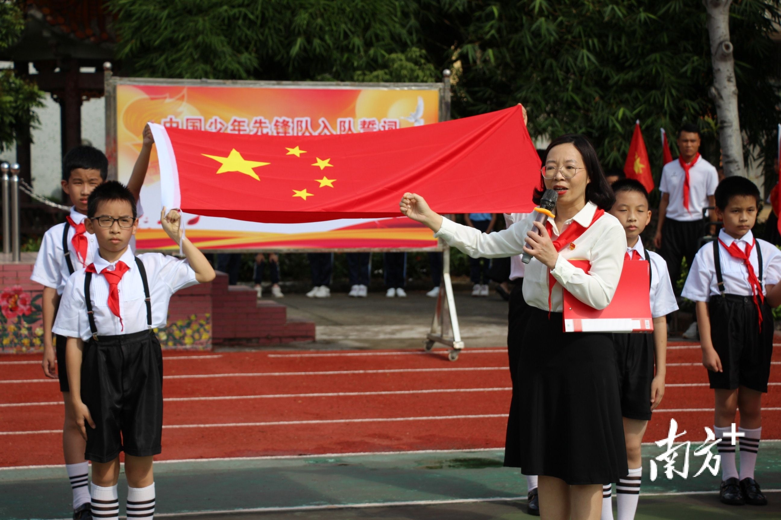 佛山市禅城区黎涌小学举行入队仪式(图2)